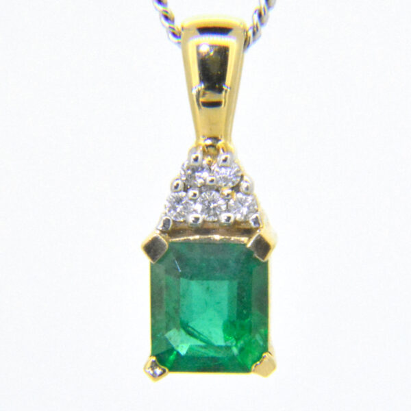 ILIANA Emerald diamond pendant