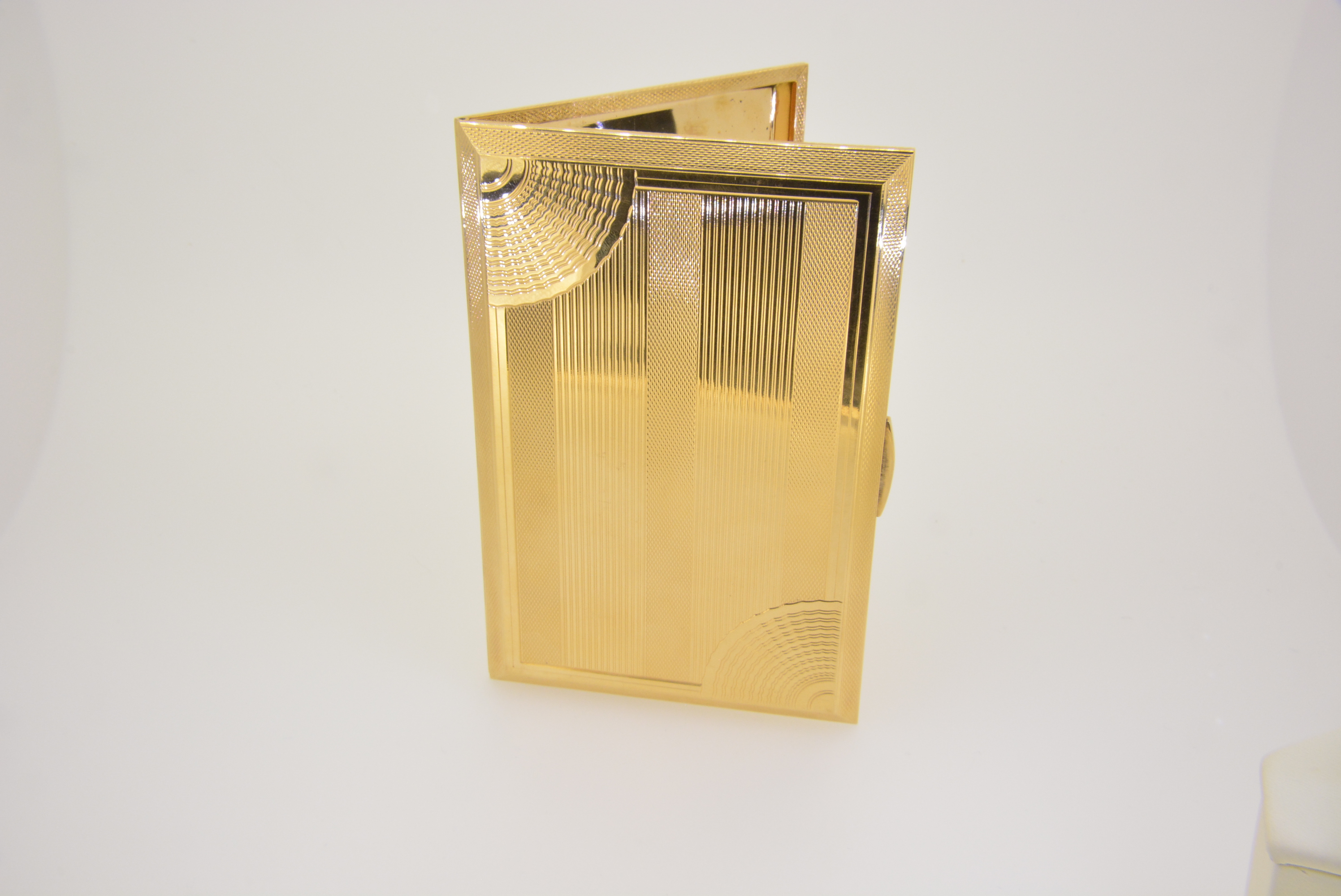 18 Karat Gold Cigarette Holder Case British Style